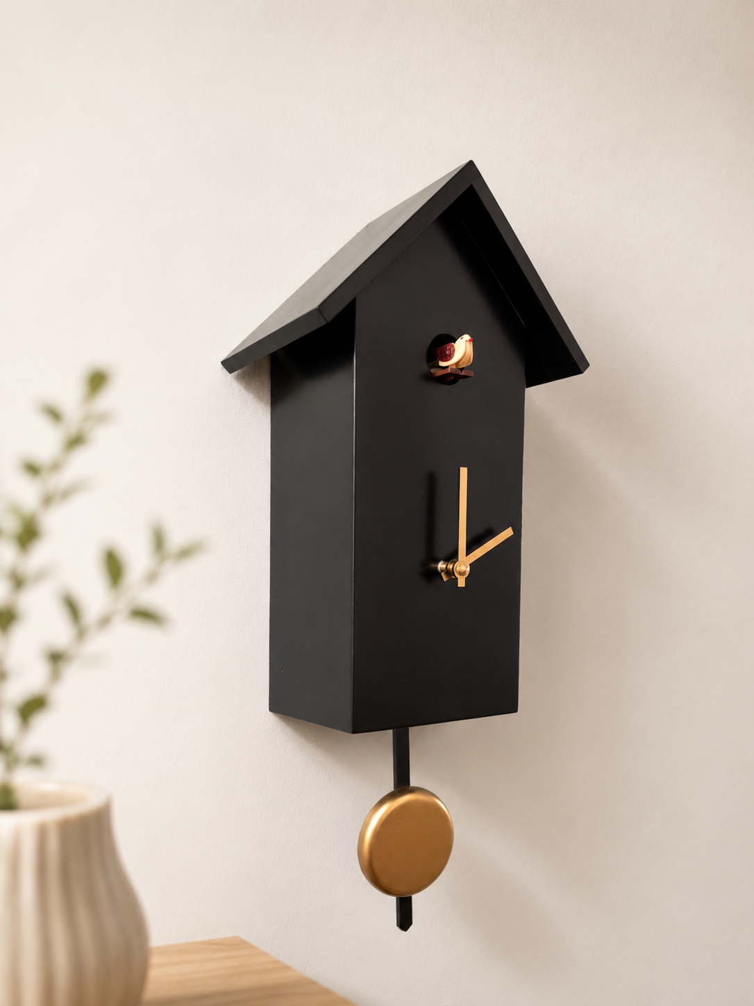 Moderne Kuckucksuhr in Schwarz und Gold von MyKuckoo, handgefertigt in Deutschland. Im Wohnraum