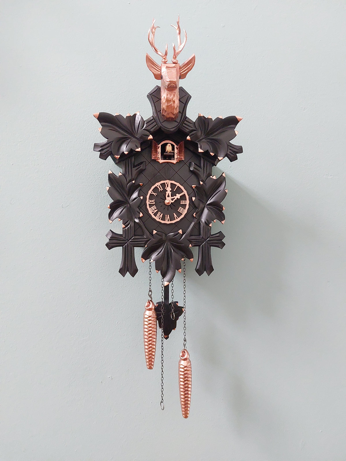 Moderne schwarze Kuckucksuhr mit Rosegold von MyKuckoo, handlackiert in Deutschland