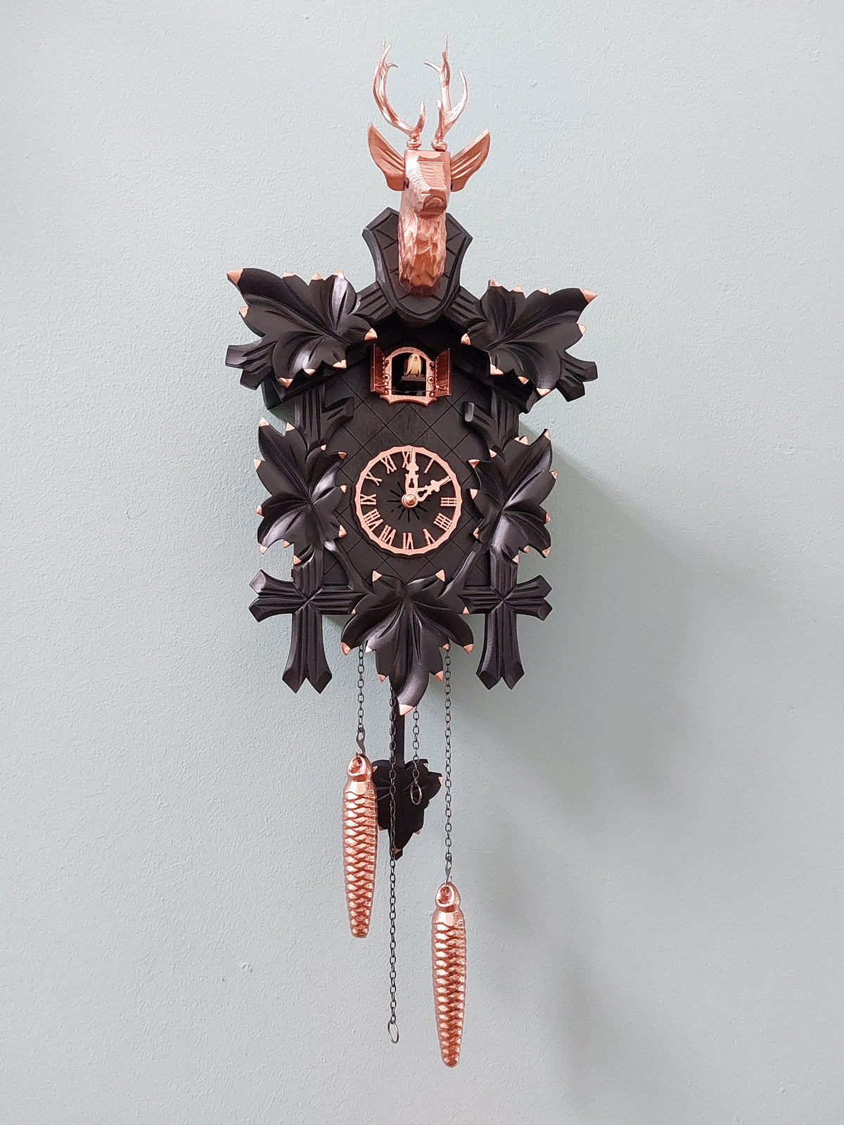 Moderne schwarze Kuckucksuhr mit Rosegold von MyKuckoo, handlackiert in Deutschland.